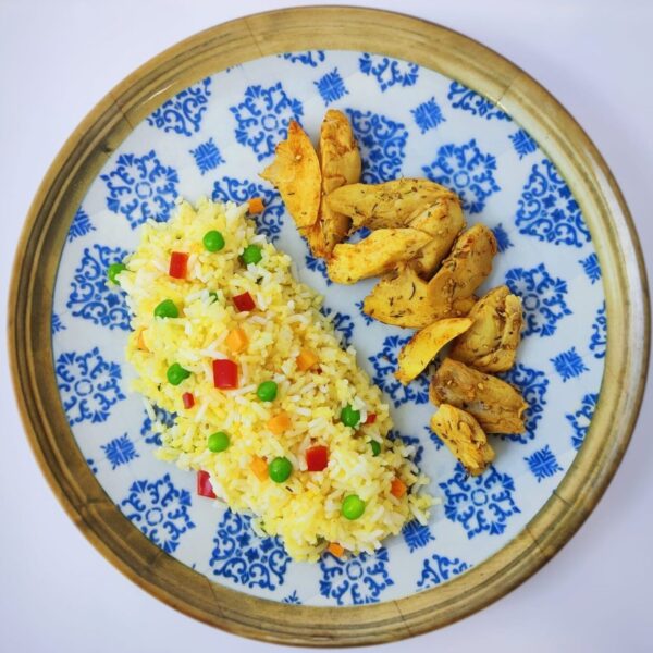 Heura con arroz y verduras salteadas