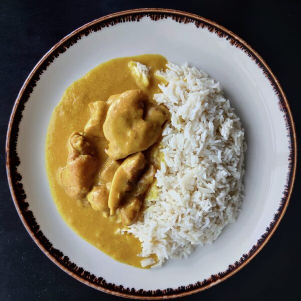 Tiras de pollo al curry con arroz jazmín