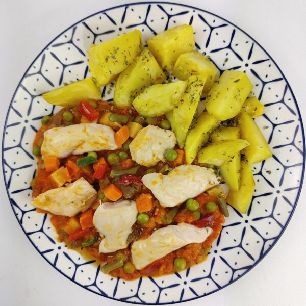 Pollo estofado con menestra de verduras y patatas al ajo