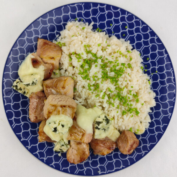 Snacks de cerdo con champiñones, queso azul y arroz