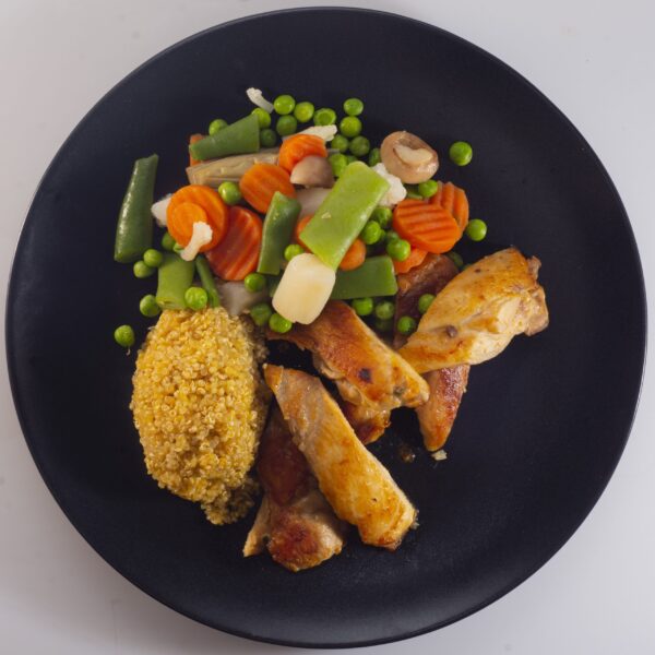 Pollo a la plancha con menestra de verduras y cous-cous